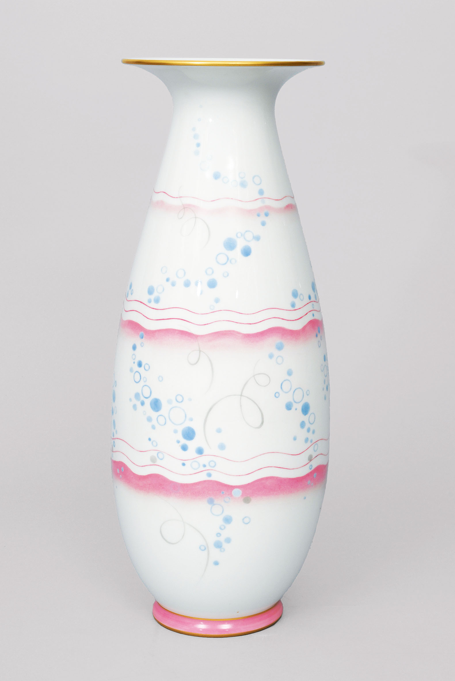 A vase with waveline and bubble decoration