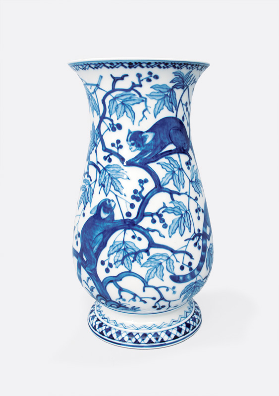 Hugo Stein - Außergewöhnliche Vase mit Blaumalerei 'Pinseläffchen im Geäst' Außergewöhnliche Vase mit Blaumalerei 'Pinseläffchen im Geäst'