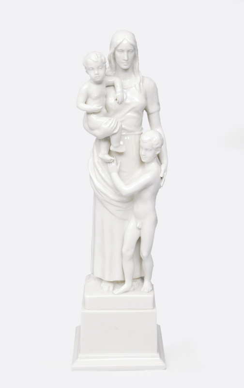 A figurine group 'mother with 2 children'