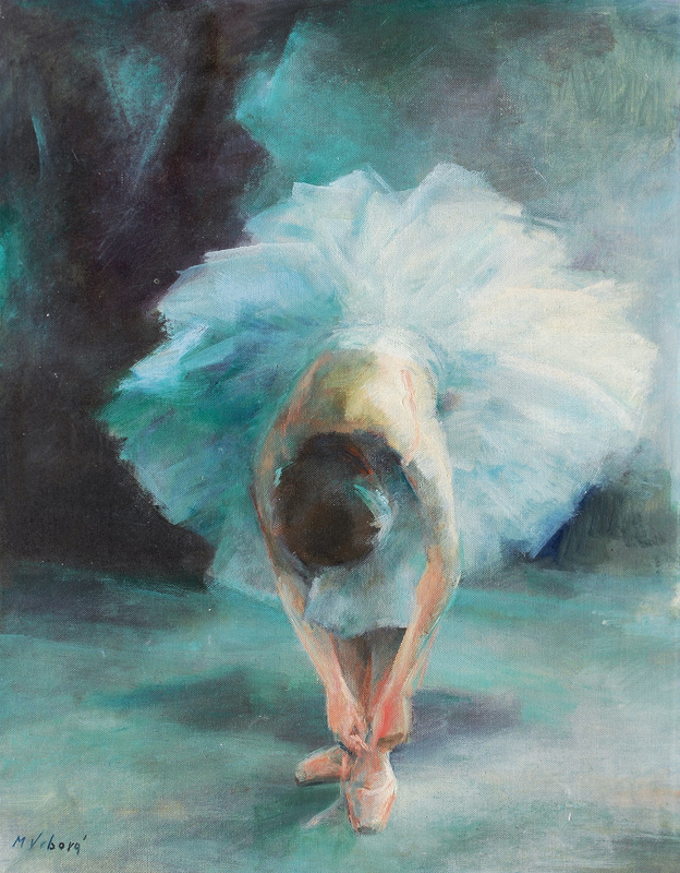Junge Tänzerin beim Schnüren der Ballettschuhe