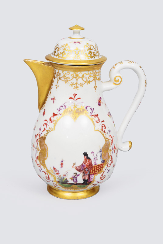 A coffe pot with fine painted chinoiserie prob. by Johann Gregorius Höroldt