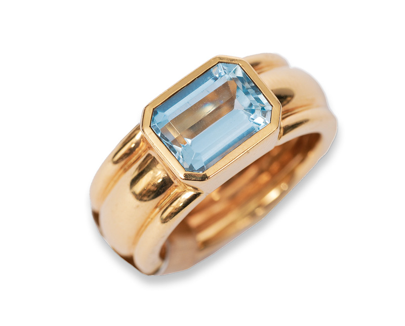 An aquamarin gold ring