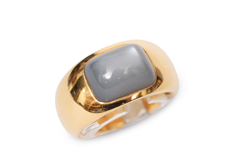 A moonstone gold ring