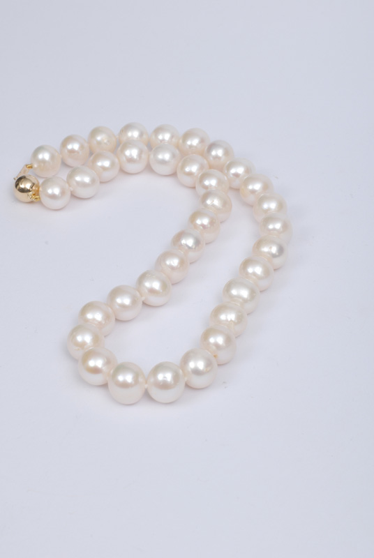 A cremewhite pearl necklace