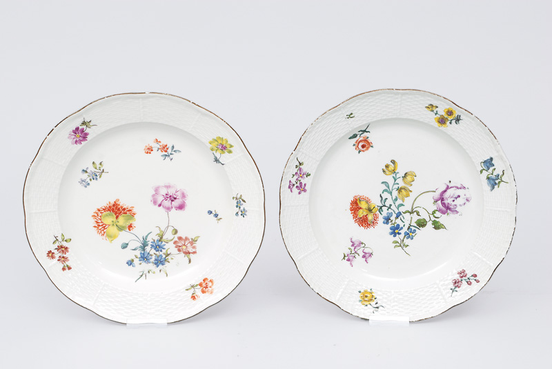 A pair of plates with flower decoration
