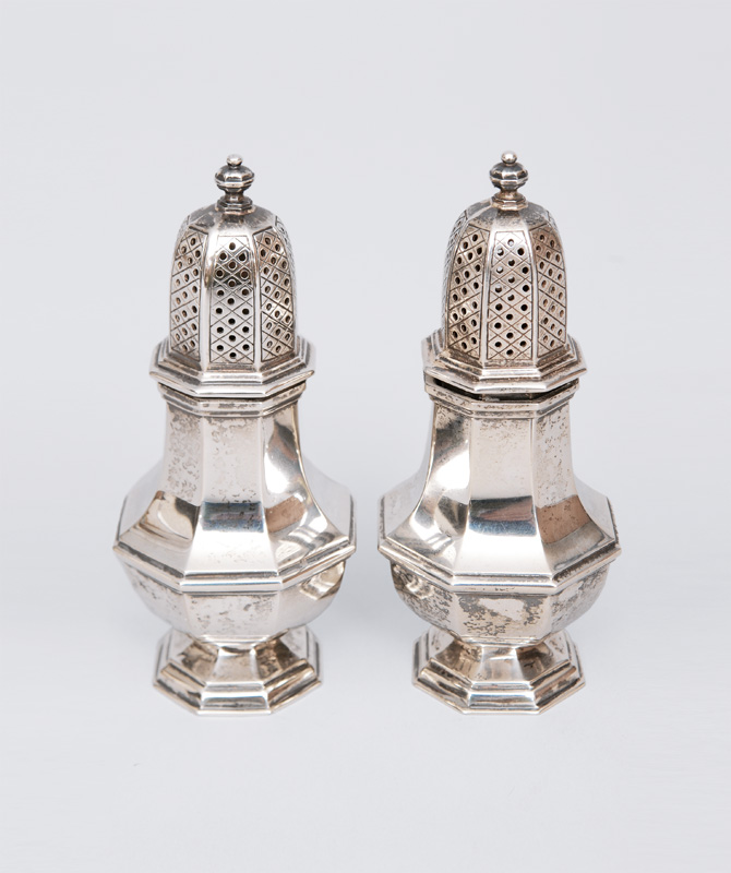 A pair of spice shakers