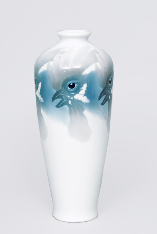 A baluster-shaped vase with circumferential decor of bird heads