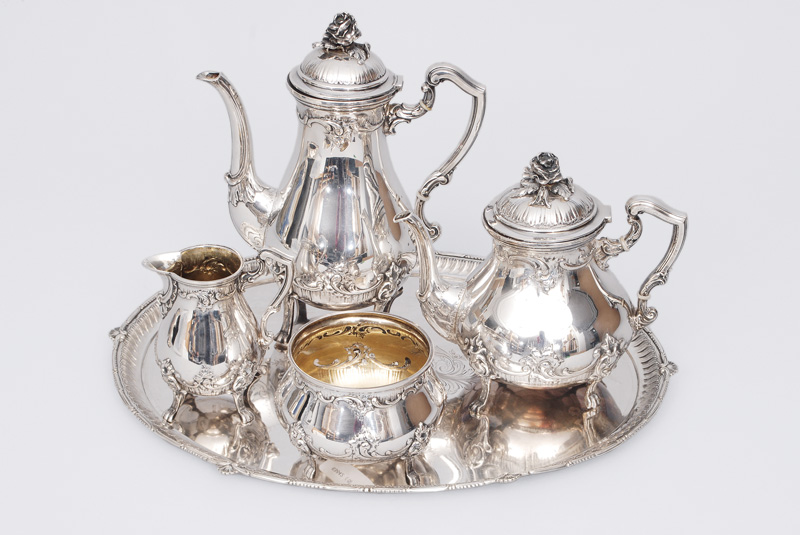 A pompous coffee and tea service with Rococo decor