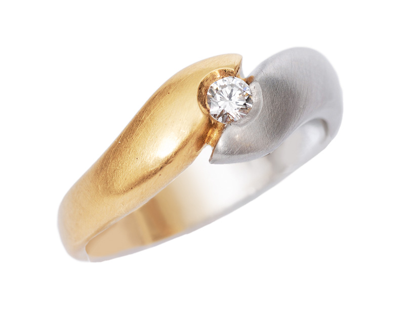 A two coloured single stone diamond ring