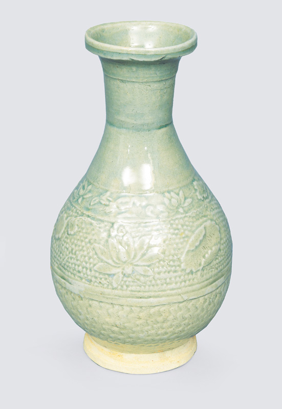 Seladon-Vase mit floralem Relief-Dekor
