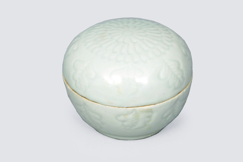 Kleine Dose mit Qingbai-Glasur und Blatt-Dekor