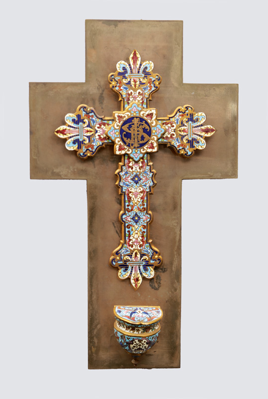 Andachtskreuz und Weihwasserbecken mit Champlevé-Dekor