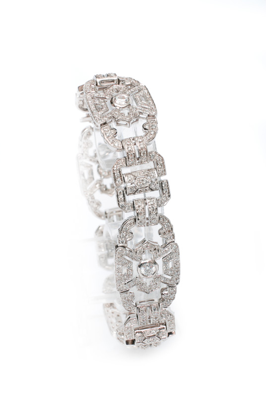 A fine diamond bracelet in the style of Art-déco