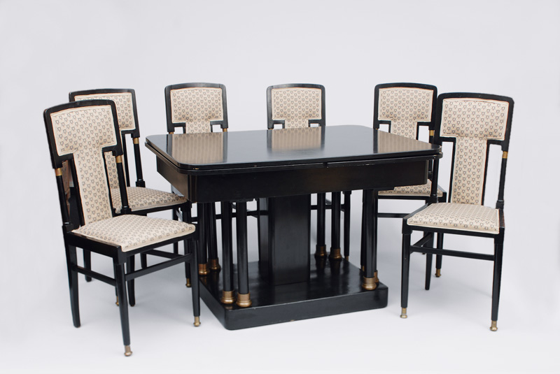 An Art Nouveau table with 6 chairs