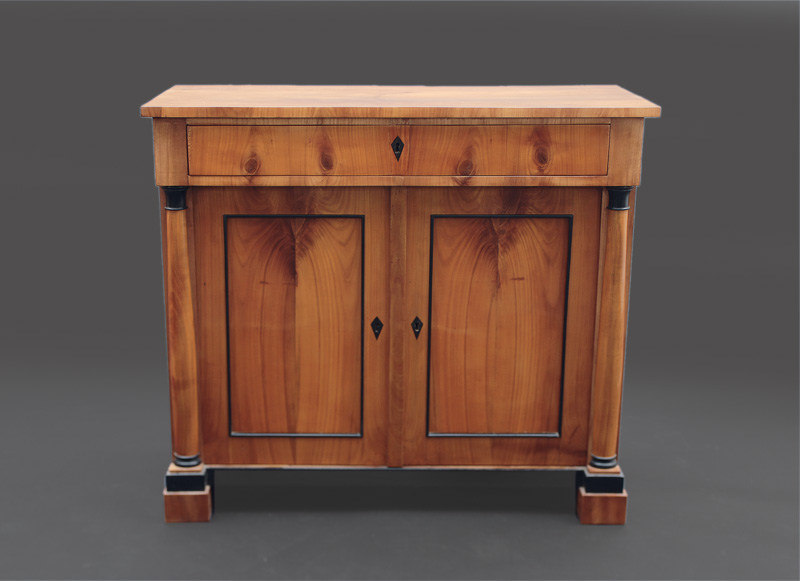 Biedermeier-Halbschrank Biedermeier-Halbschrank