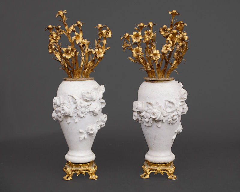 Paar außergewöhnliche Marmor-Vasen mit floraler Bekrönung