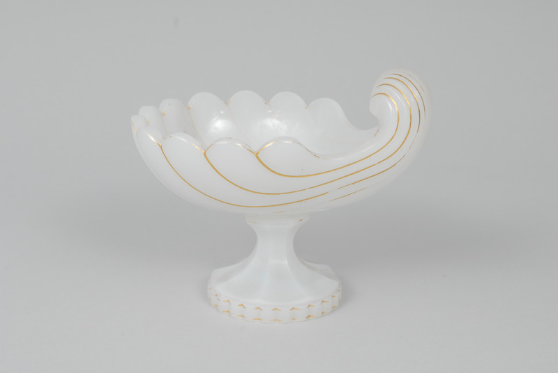 A Biedermeier shell-shaped footed bowl