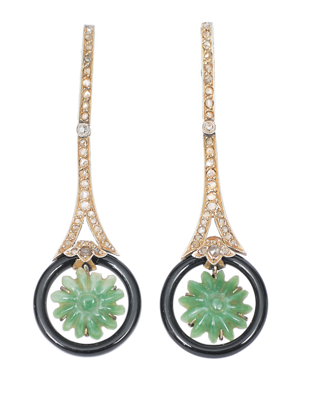 A pair of Art-déco diamond earpendants with onyx and chrysroprase