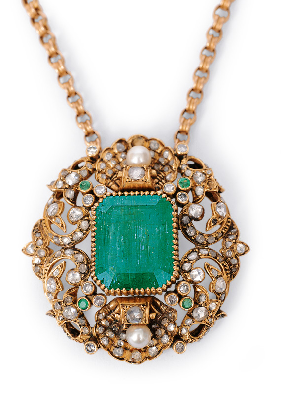 A russian emerald diamond pendant with necklace