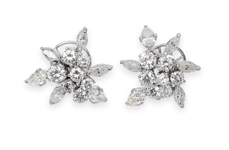 Paar blütenförmige Diamant-Brillant-Ohrstecker