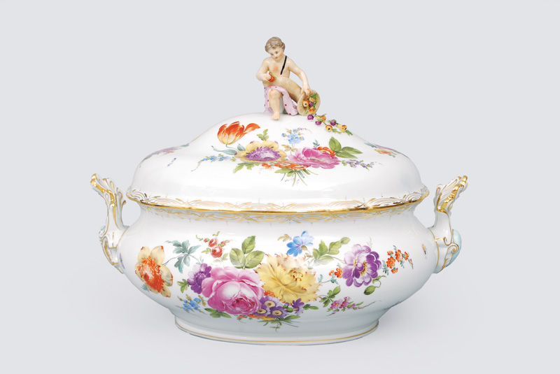 A big tureen with rich flower decoration A big tureen with rich flower decoration