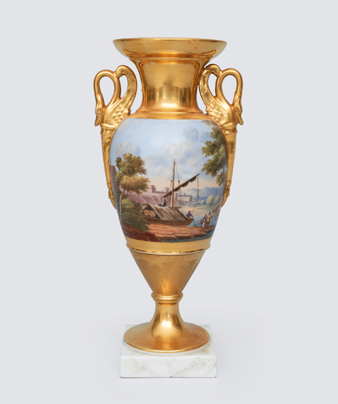 Empire-Vase mit umlaufender Flußlandschaft