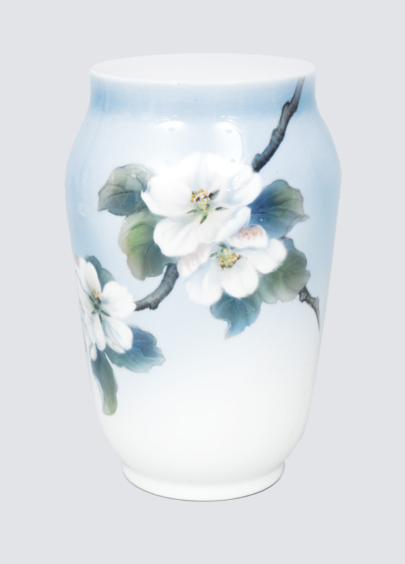 Vase mit blühenden Apfelzweigen
