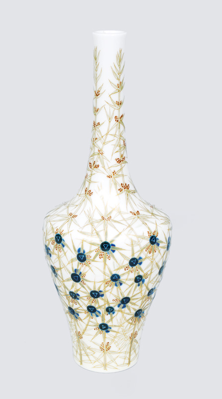Sèvres-Langhalsvase mit stilisiertem Floral-Dekor