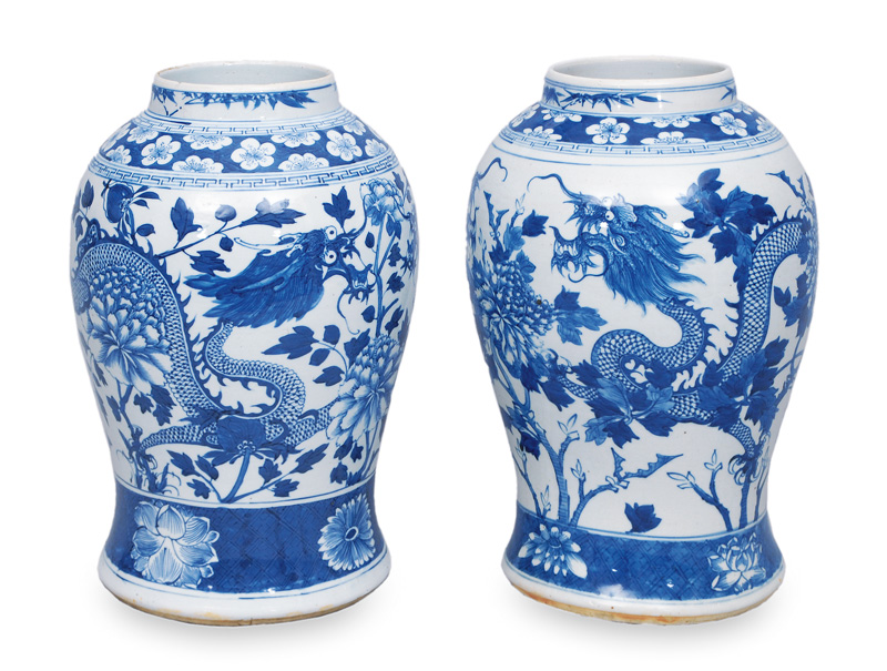 Paar große Vasen mit Blaumalerei