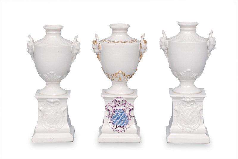 Satz von 3 Amphoren-Vasen mit Maskerons auf Postament