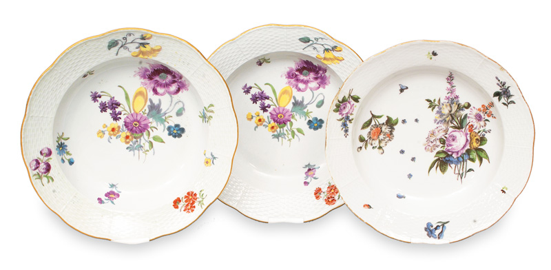 A ste of 3 plates with floral decoration and ozier relief