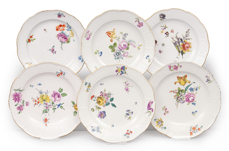 A set of 6 plates with floral decoration
