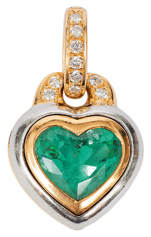 A heartshaped emerald pendant