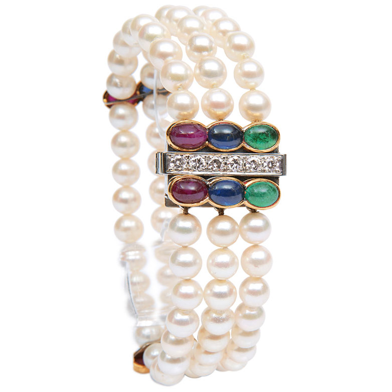 A pearl bracelet with precouis stones