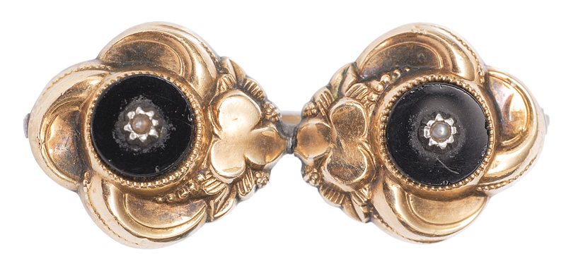 A Biedermeier onyx brooch with a pair of earrings