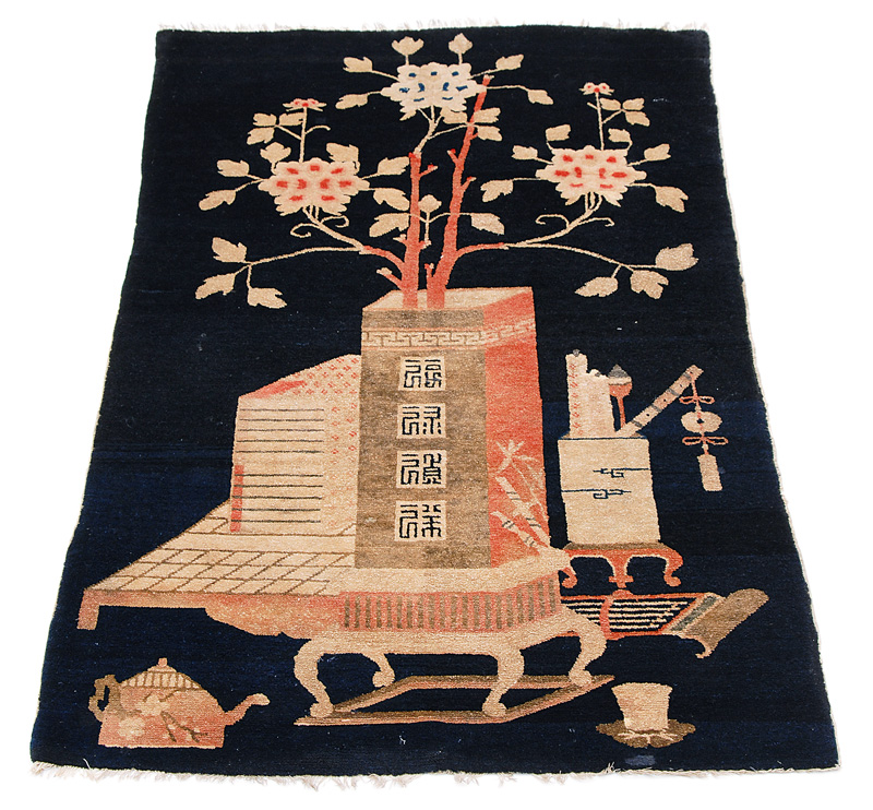 A carpet with vase decoration