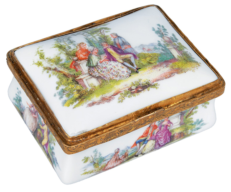 A fine painted snuff box with Watteau scenes A fine painted snuff box with Watteau scenes
