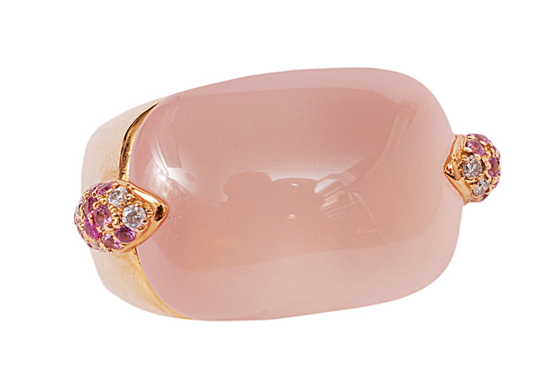 A modern rose quarz ring with pink sapphires