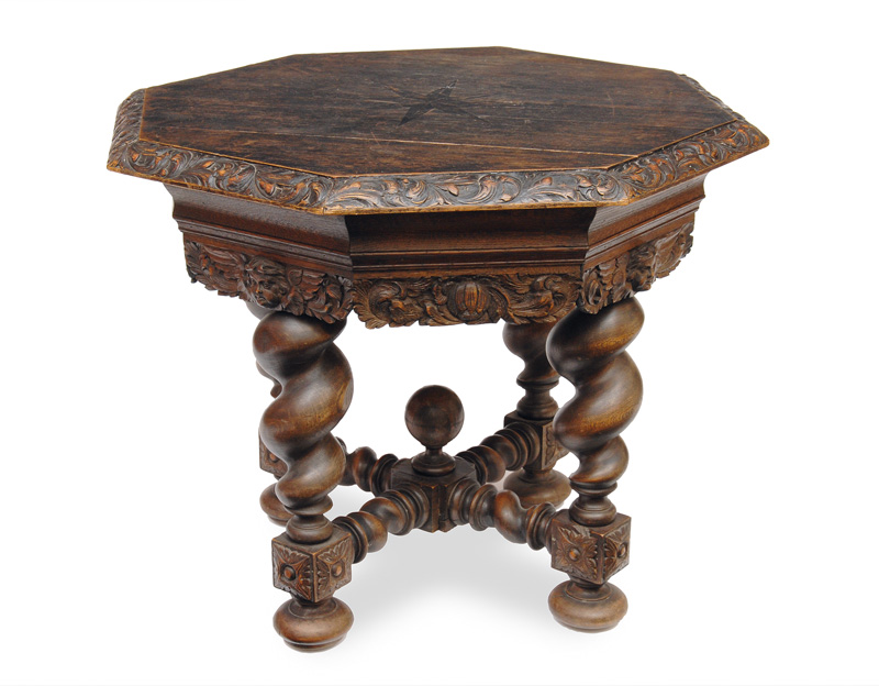 Kleiner Historismus-Tisch mit reichem Renaissance-Dekor