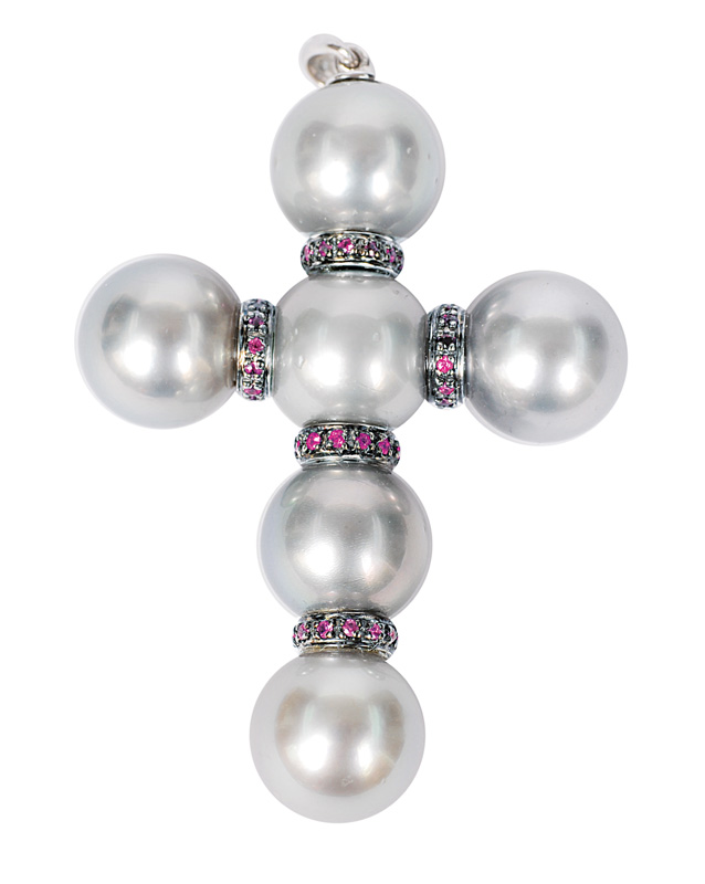 A Tahiti pearl pendant in the shape of a cross