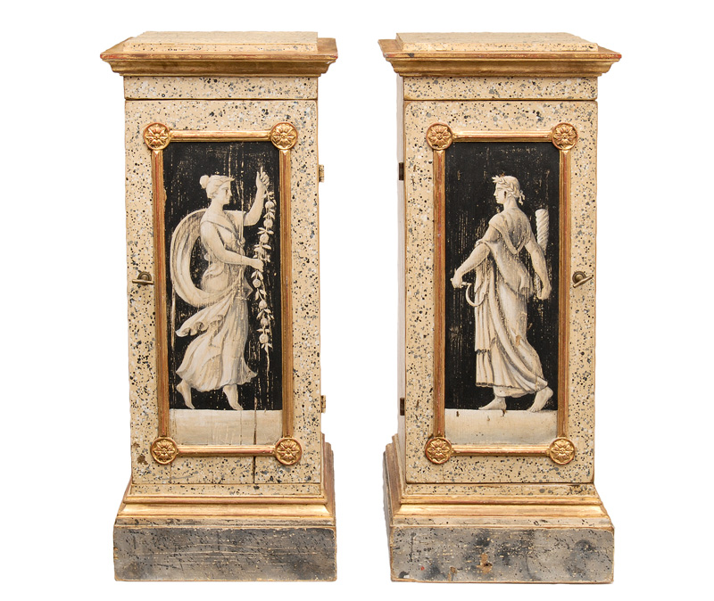 Paar Säulenschränkchen mit pompejanischer Malerei