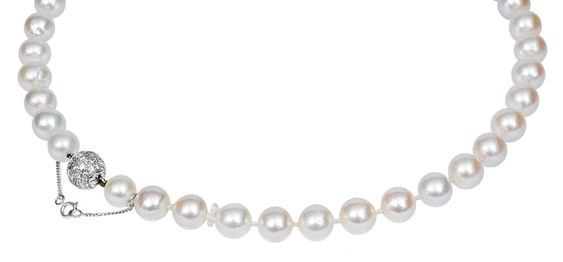 A cultured pearl necklace A cultured pearl necklace