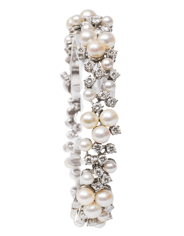 A splendid diamond pearl bracelet
