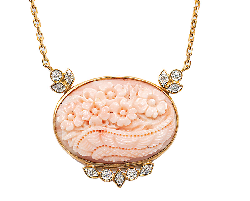 A coral diamond pendant with ornaments of flowers
