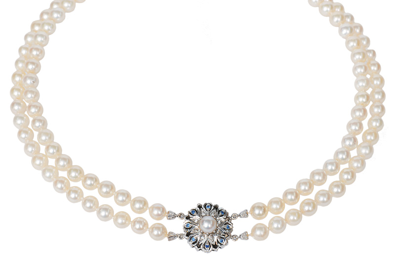A cultured pearl necklace with diamond sapphire clasp