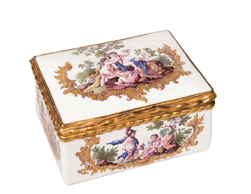 A snuff box with playing putti