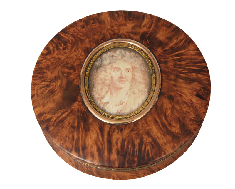 A maple box with miniature 'Molière with laurel wreath'