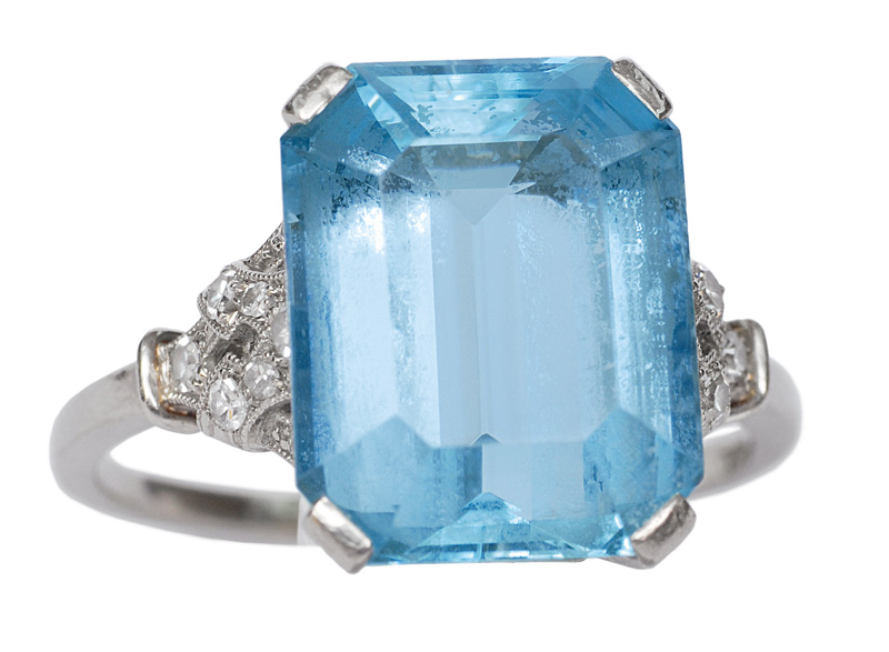 An aquamarin diamond ring