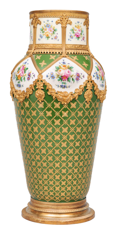 Vase mit Blumenmalerei und reichem Golddekor