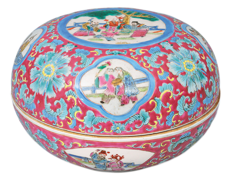 An exceptional large Famille-Rose bowl with cover with taoist scenes